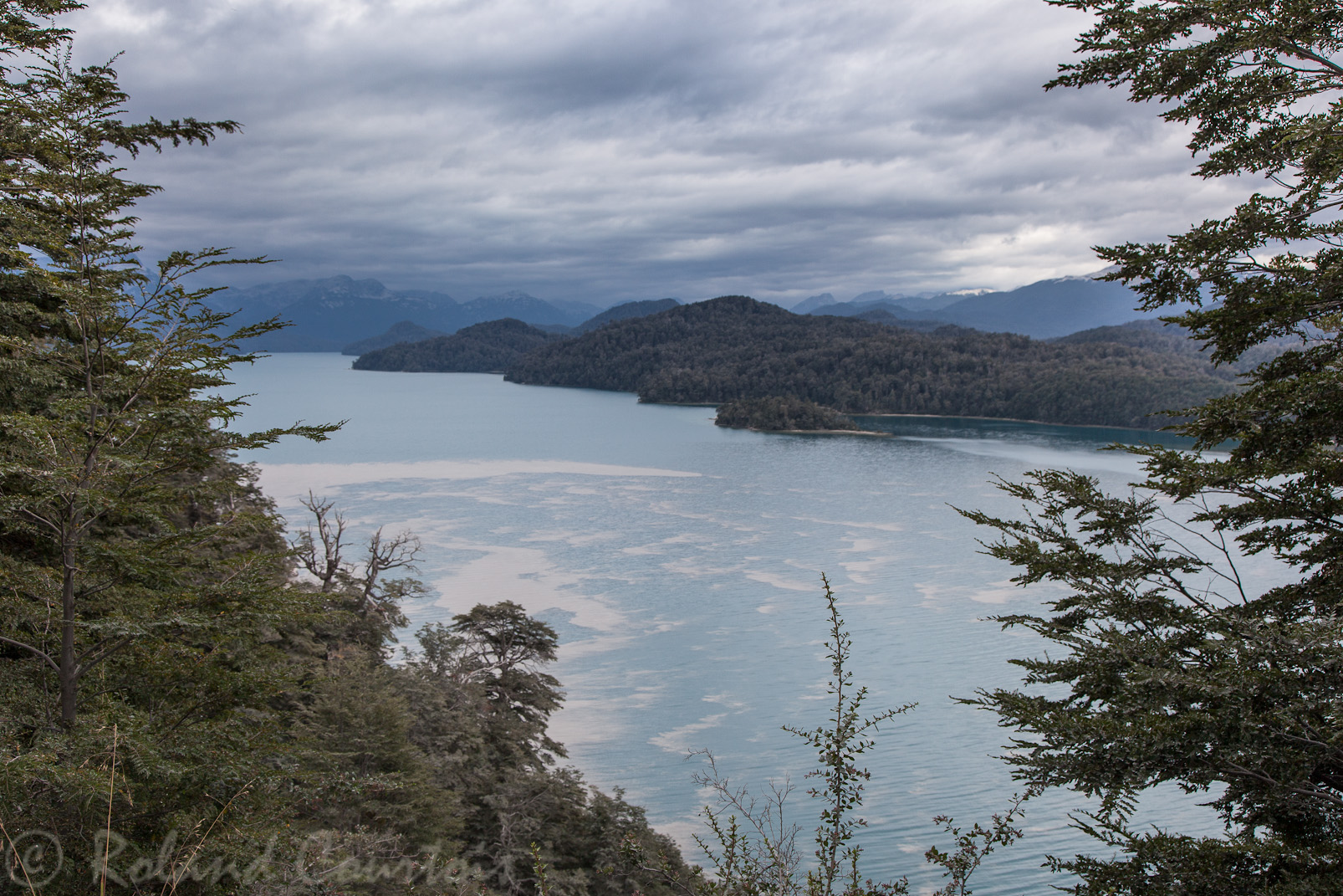 Même les lacs sont irisés d'un dépot de cendres