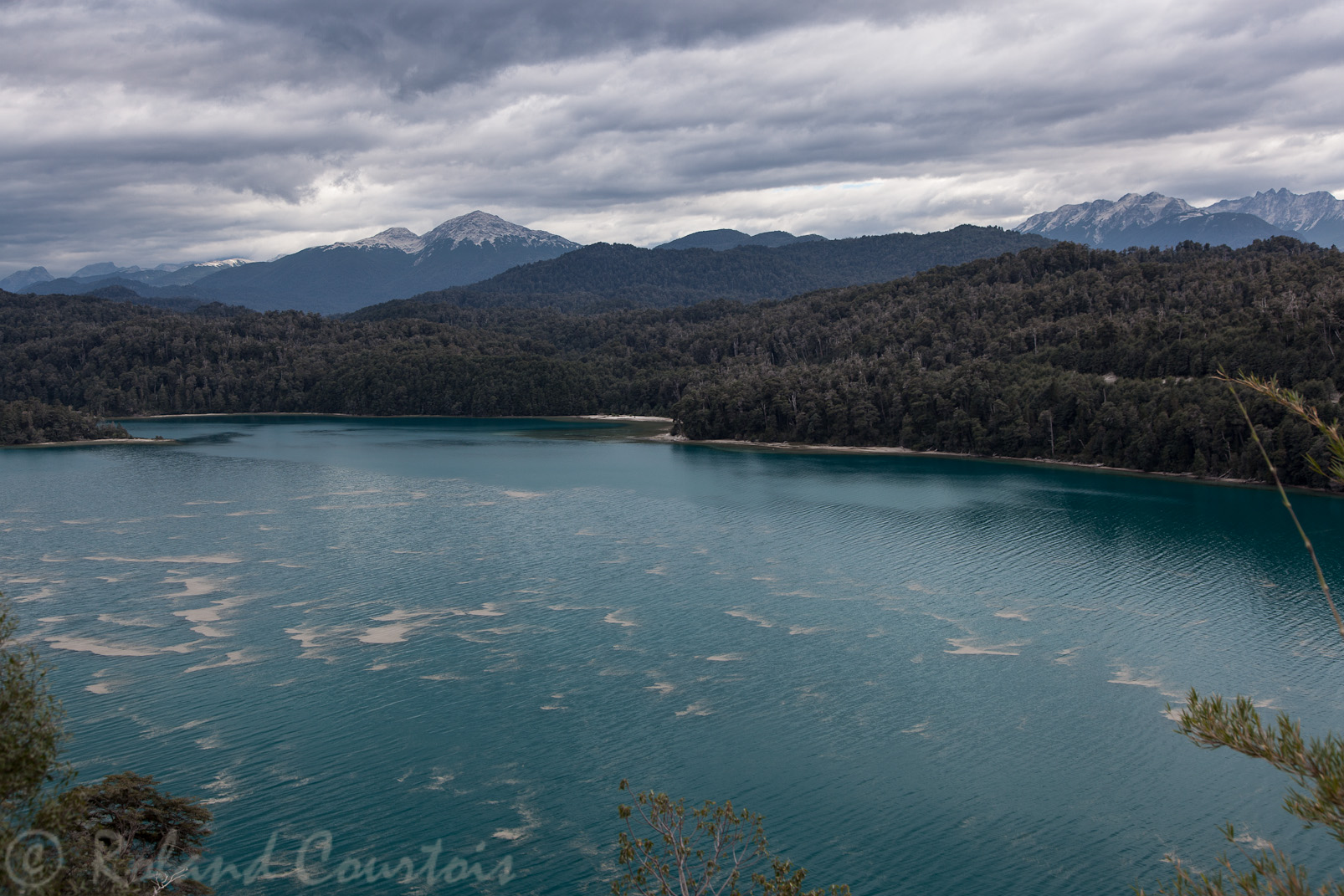 Même les lacs sont irisés d'un dépot de cendres