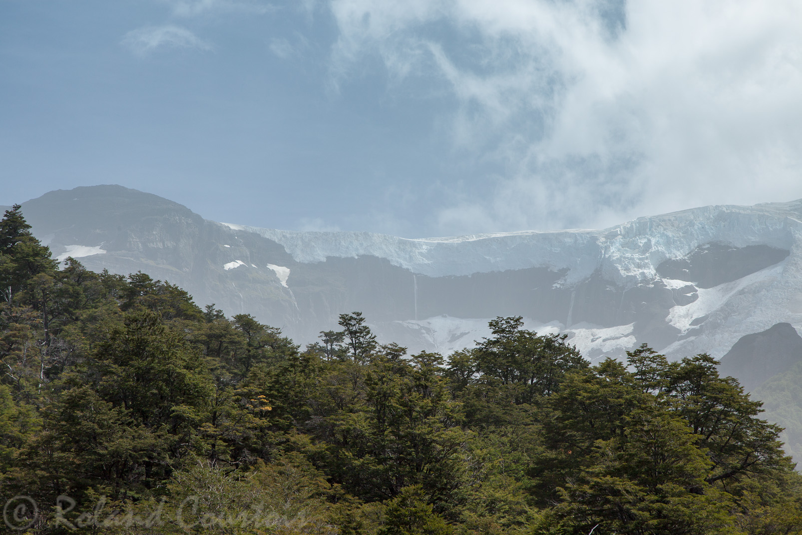Le glacier du Cerro Tronador apparaît au fond de la vallée.