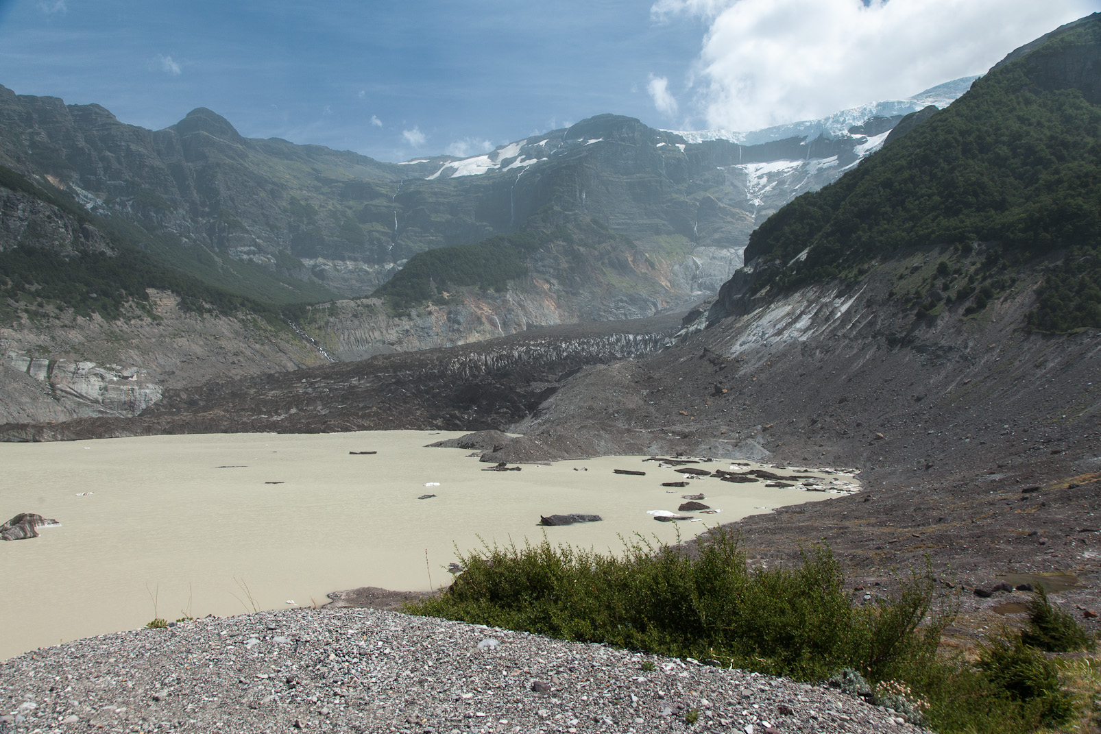 Glacier Tronador, sa partie basse alimente un lac aux couleurs étranges.