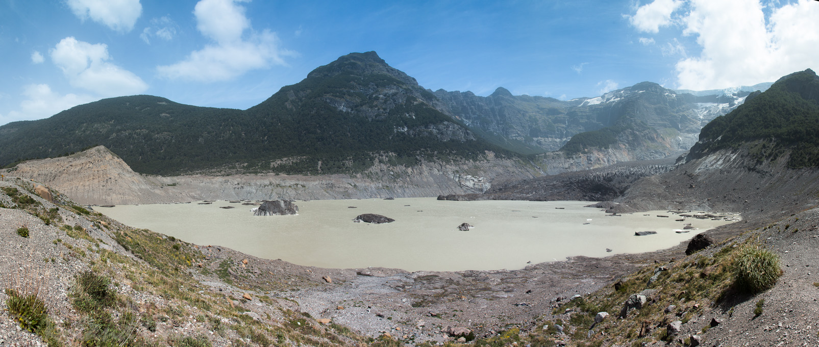 Glacier Tronador, sa partie basse alimente un lac aux couleurs étranges.