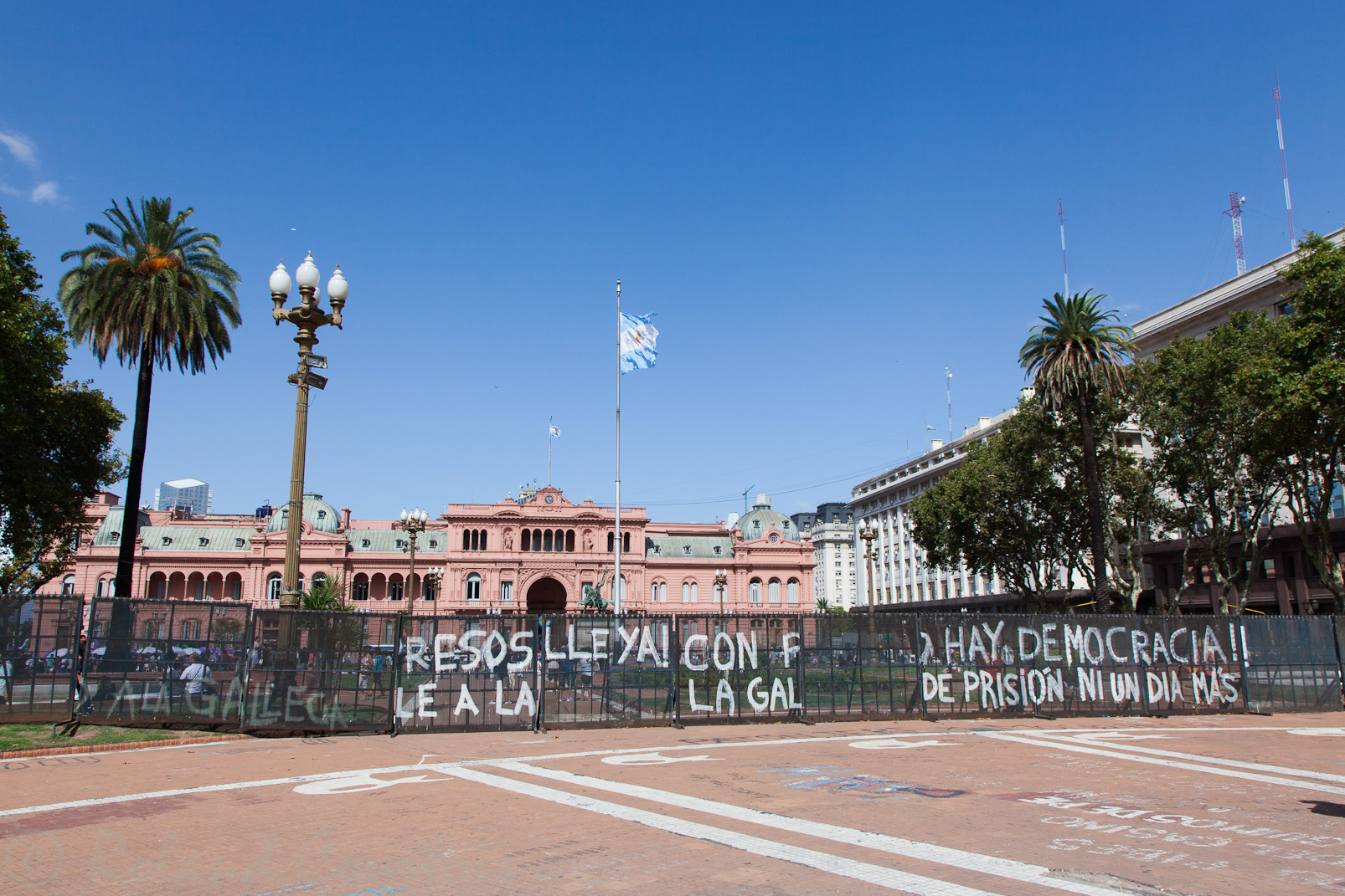 Le palais présidentiel protégé des manifestations de la Place de Mai.