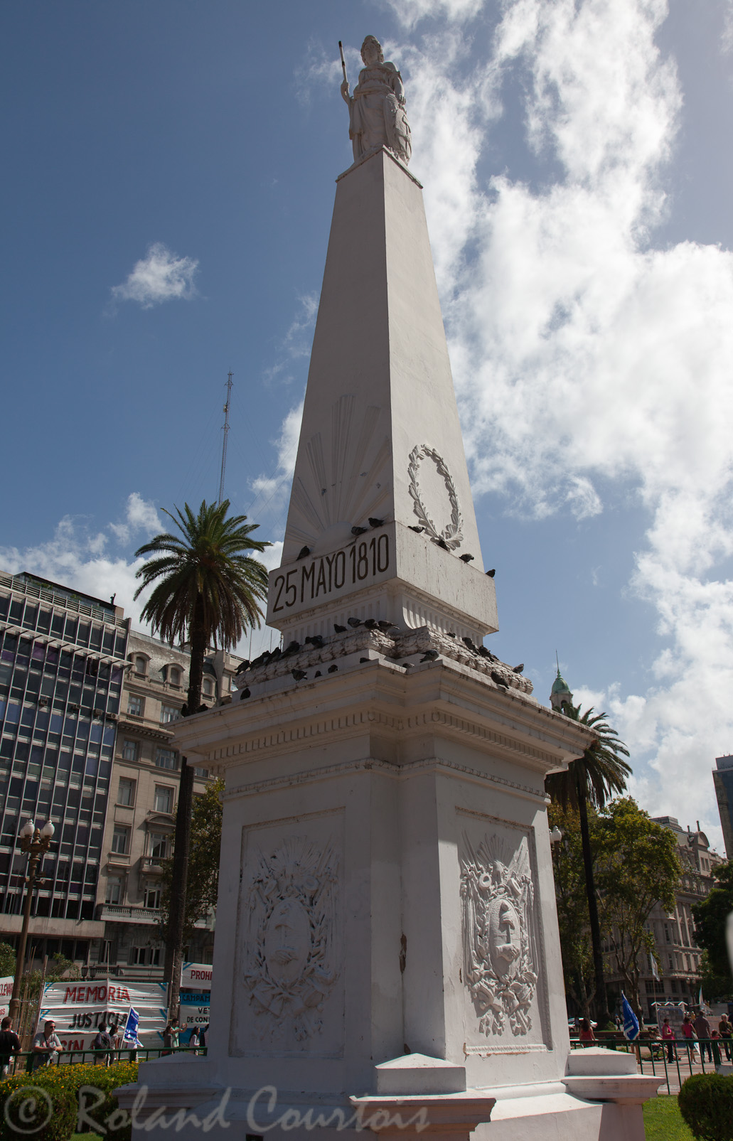 Au centre de Place de Mai, monument dédié à l'indépendance proclamée le 25 mai 1810