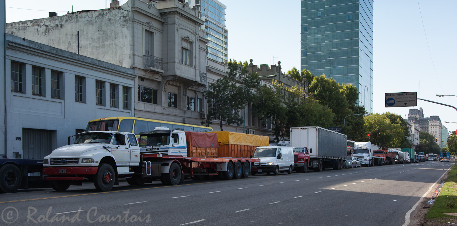 En attendant la construction d'un grand contournement de la ville, tous les camions transitent par le centre de la ville pour atteindre le port !