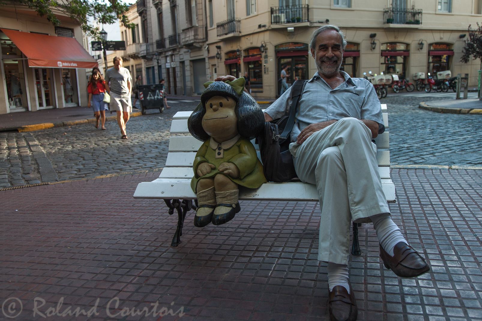 Gustavo, notre guide, assis à coté d'un personnage célèbre d'un dessin animé ... américain !