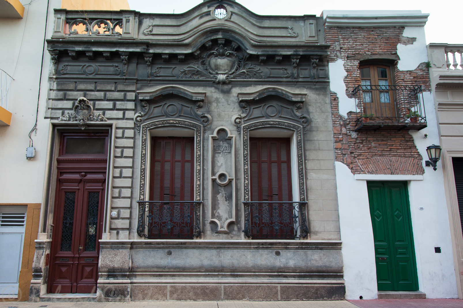 Maison du début du XX siècle. Et la plus petite maison de Buenos Aires à droite.