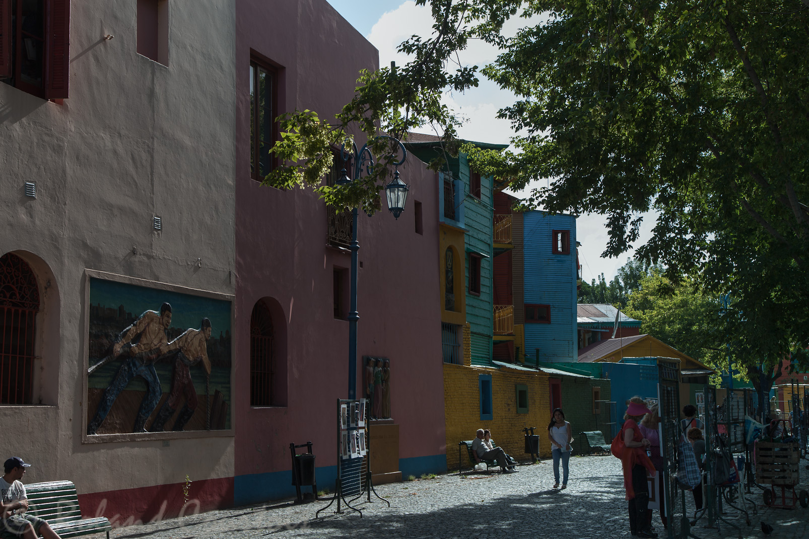 Quartier de la Boca avec ses maisons construites avec des tôles récupérées des bateaux et peintes avec les restant de peintures provenant de la remise en état des coques de ces mêmes bateaux.