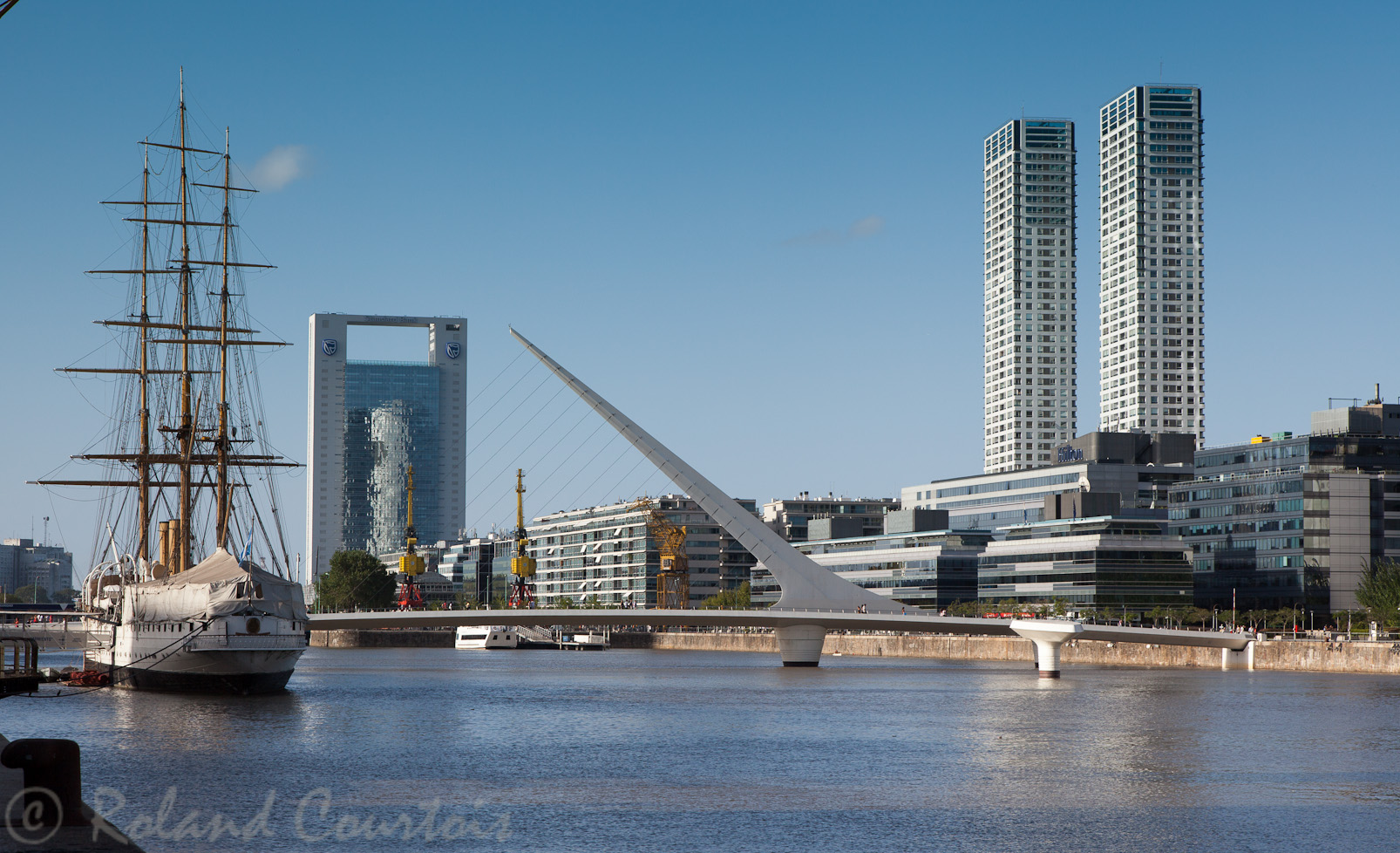 Ancien dock magnifiquement restauré en quartiers d'appartements de luxe et restaurants. Le pont de la Mujer est une réalisation de l'architecte espagnol Santiago Calatrava