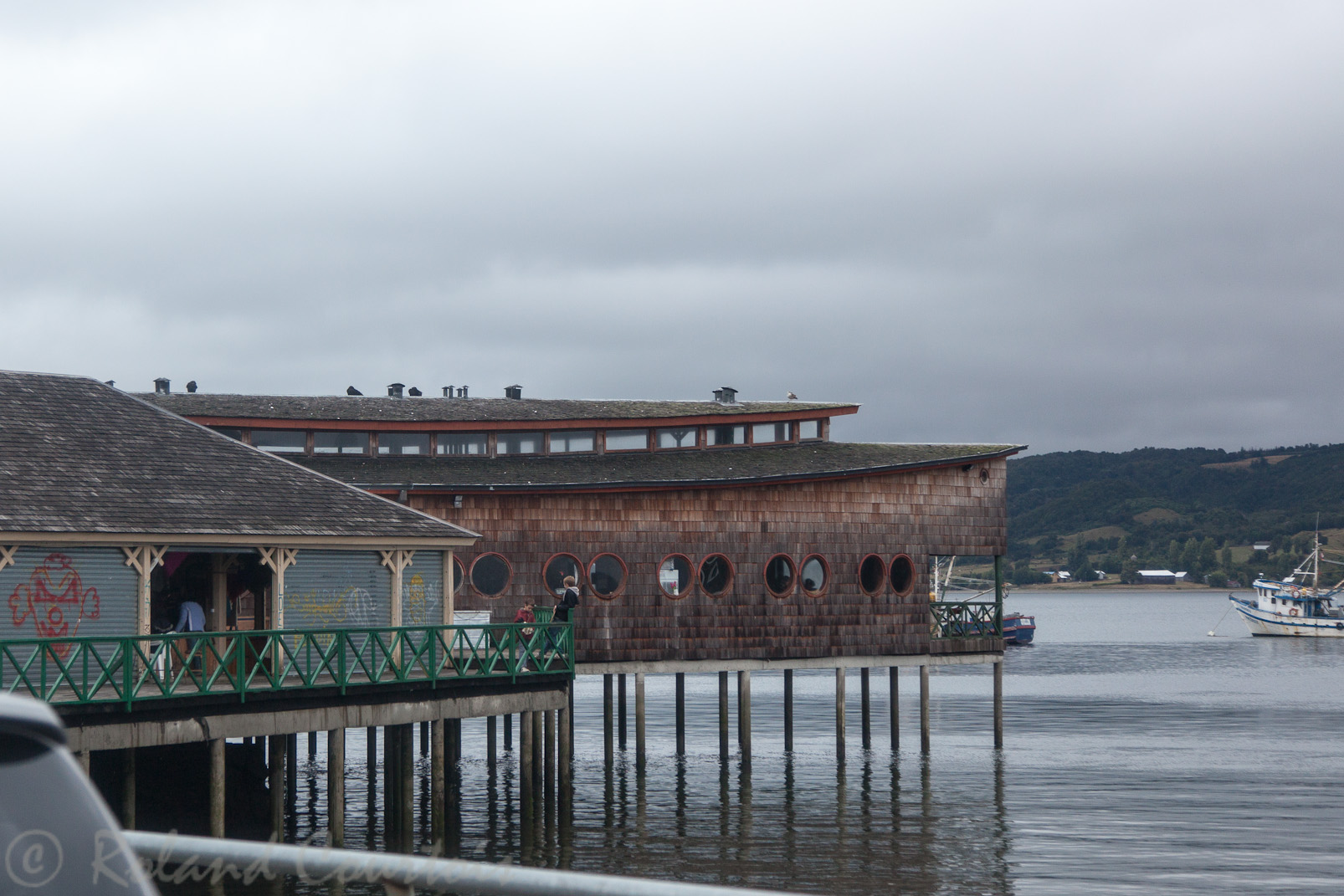 Ensemble de petit restaurants sur le port de Castro