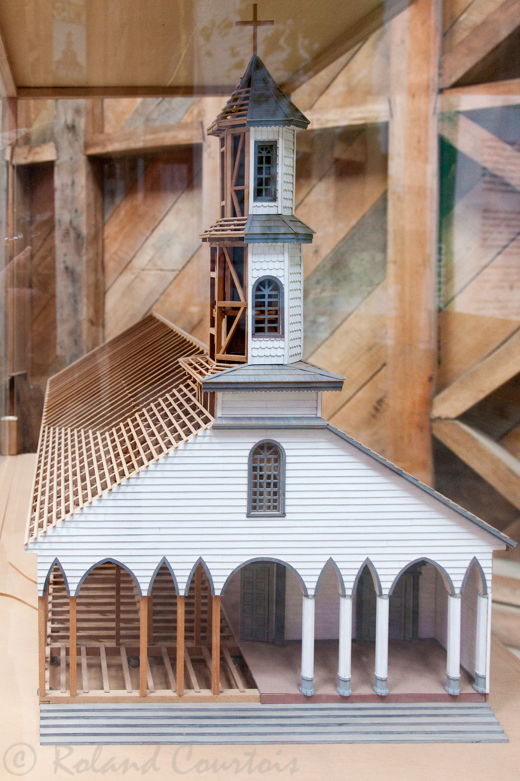 Une série de maquette des différentes églises de Chiloé. Elles reposent toutes sur une base en pierre.