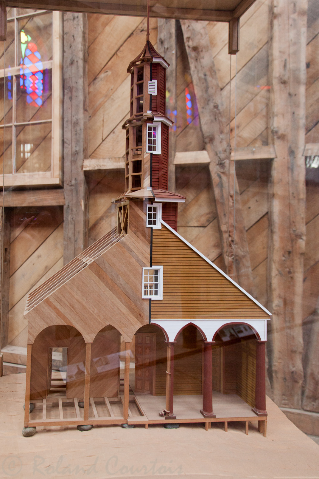 Une série de maquette des différentes églises de Chiloé. Elles reposent toutes sur une base en pierre.