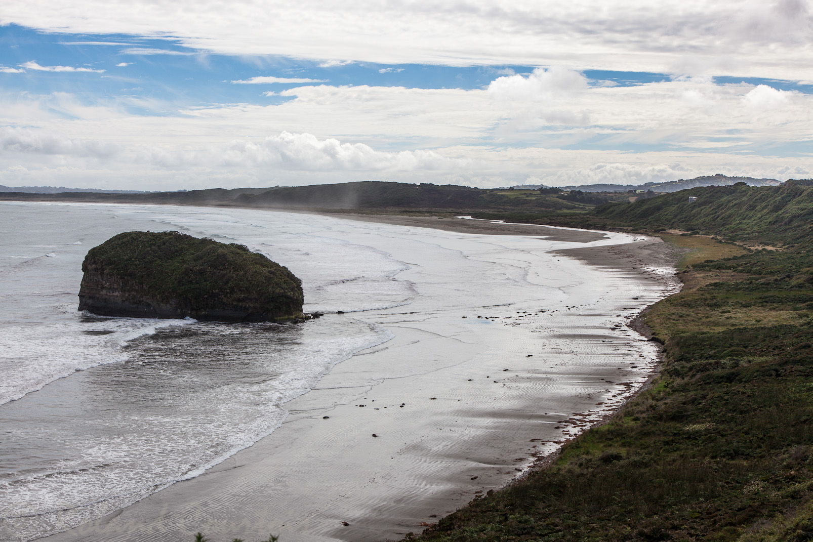 Plage sur côte pacifique de l'ile de Chiloé.