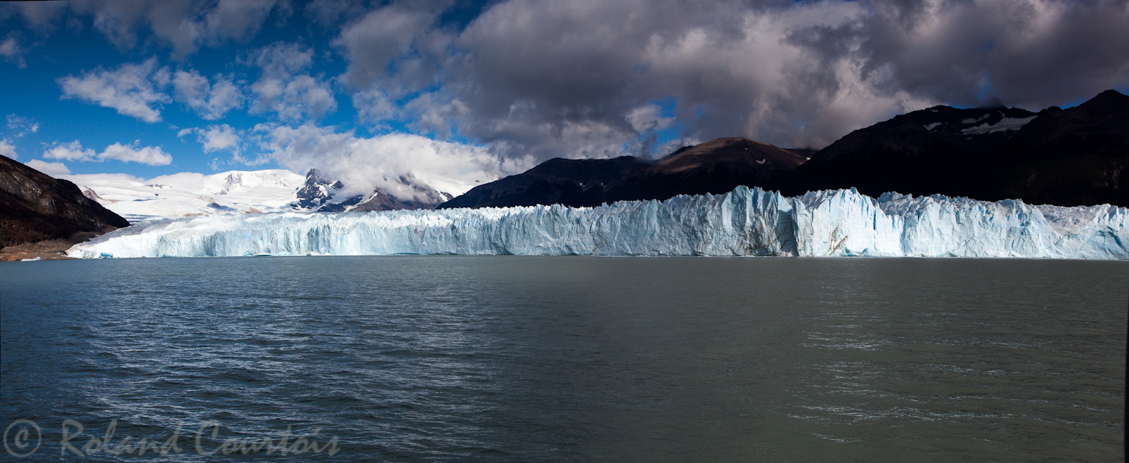 Glacier Perito Moreno vu du lac.