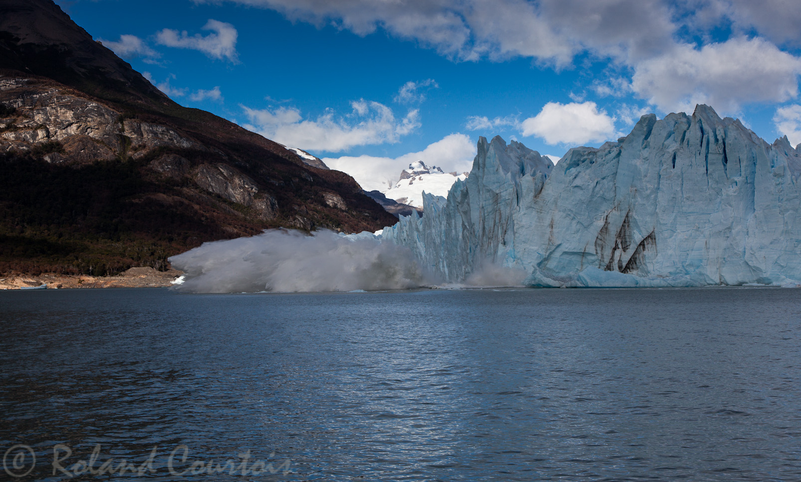 Glacier Perito Moreno. Chute d'un bloc de glace de la paroi.
