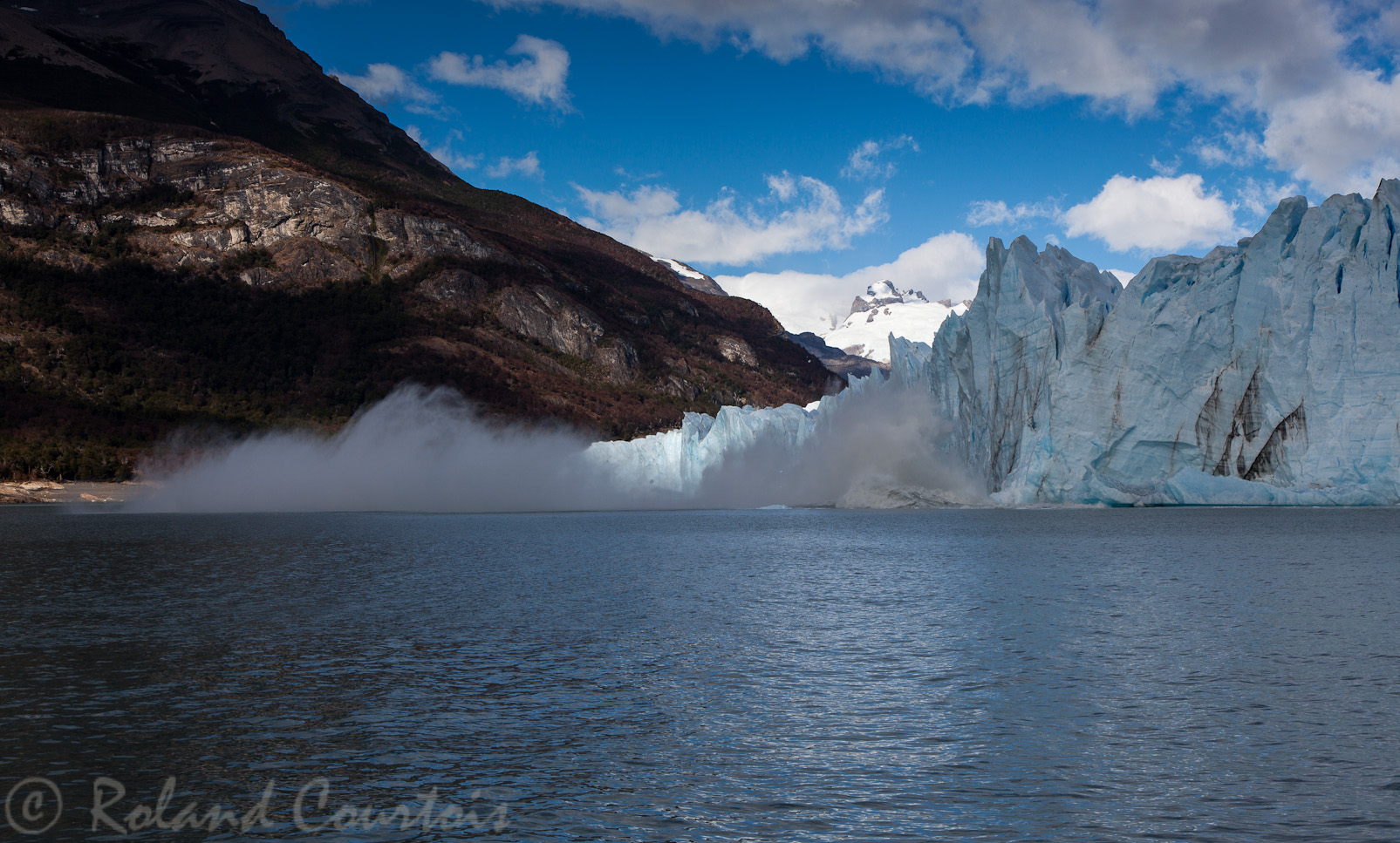Glacier Perito Moreno. Chute d'un bloc de glace de la paroi.