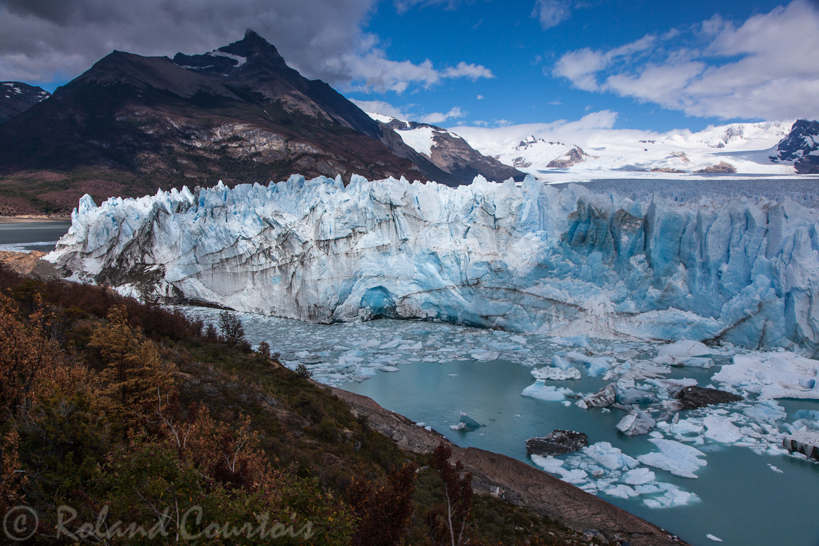 Glacier Perito Moreno. Les différences de niveau entre les deux parties entrainent périodiquement des ruptures spectaculaires.