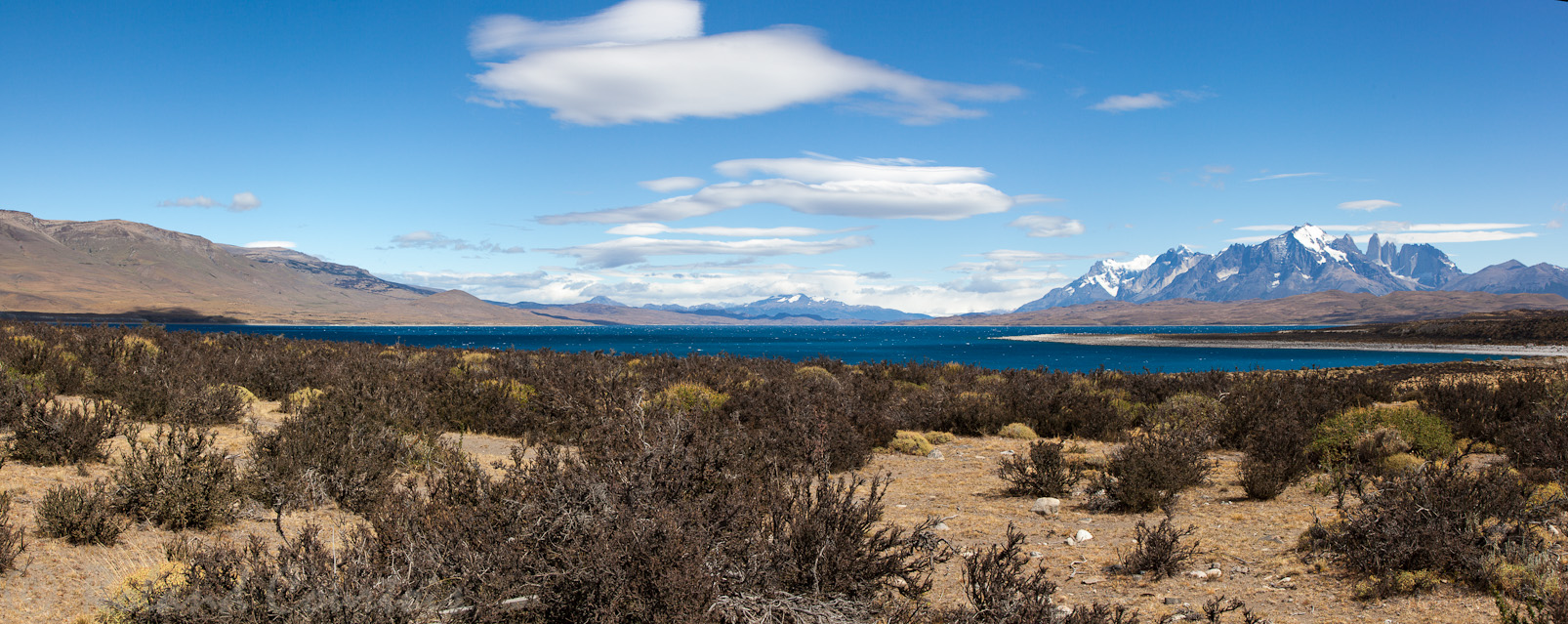 En s'éloignant du Torres del Paine, nous longeons le lac Sarmiento