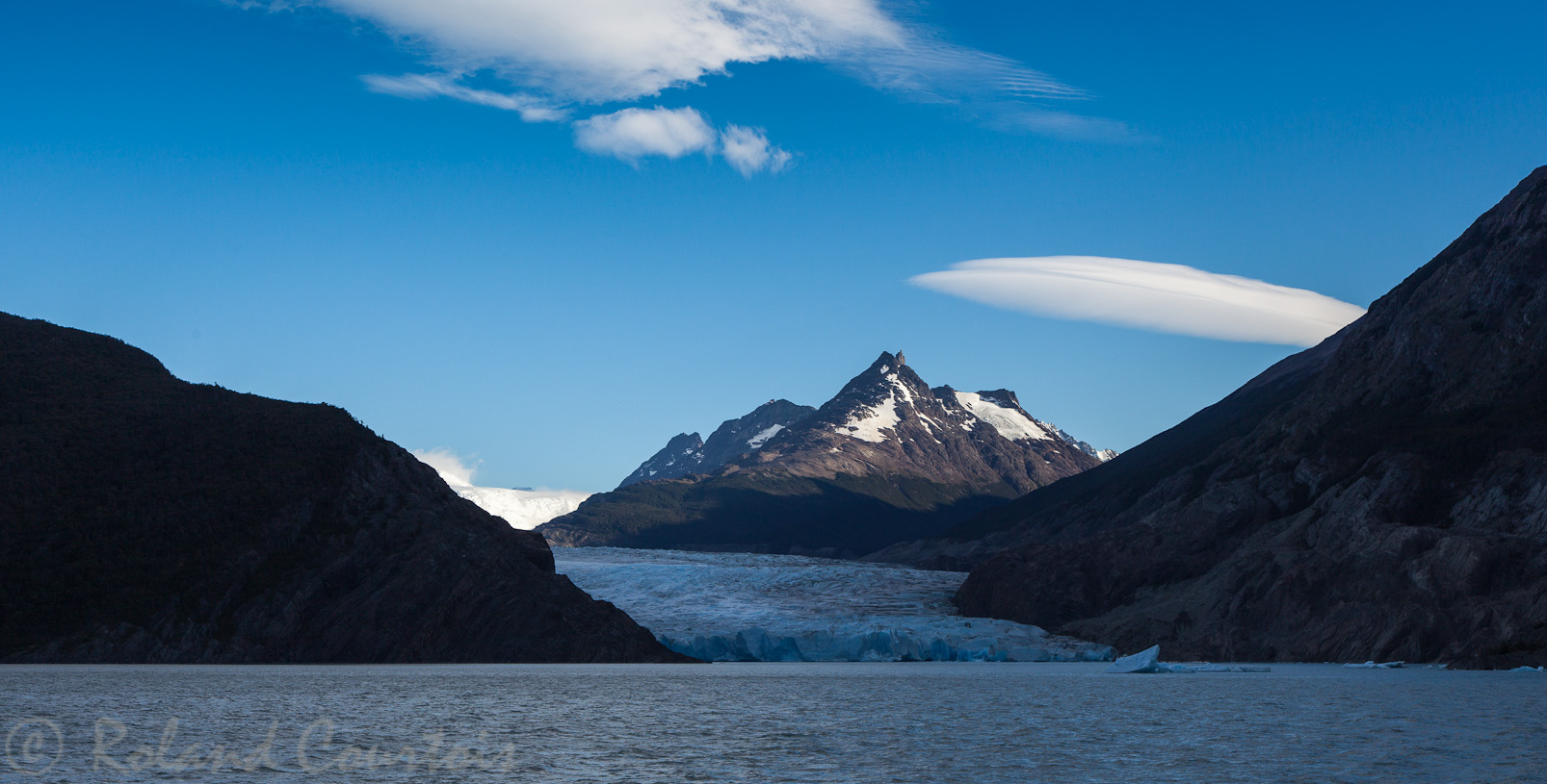 La partie Est du glacier Grey est encore à l'ombre ce matin.