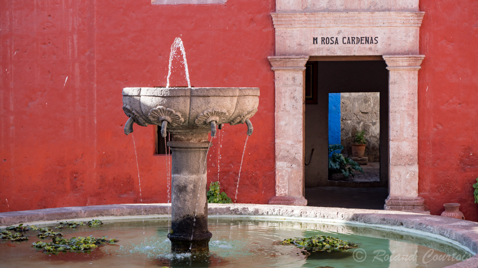 Le couvent de Santa Catalina est une véritable petite ville dans la ville, avec ses ruelles bordées de maisonnettes colorées d'ocre, de bleu, de blanc, ses places et ses fontaines : un décor qui rappelle la lointaine Andalousie. Il fut fondé sous Philippe II, en 1579. C'est un lieu de calme et de sérénité, en plein cœur d'Arequipa.