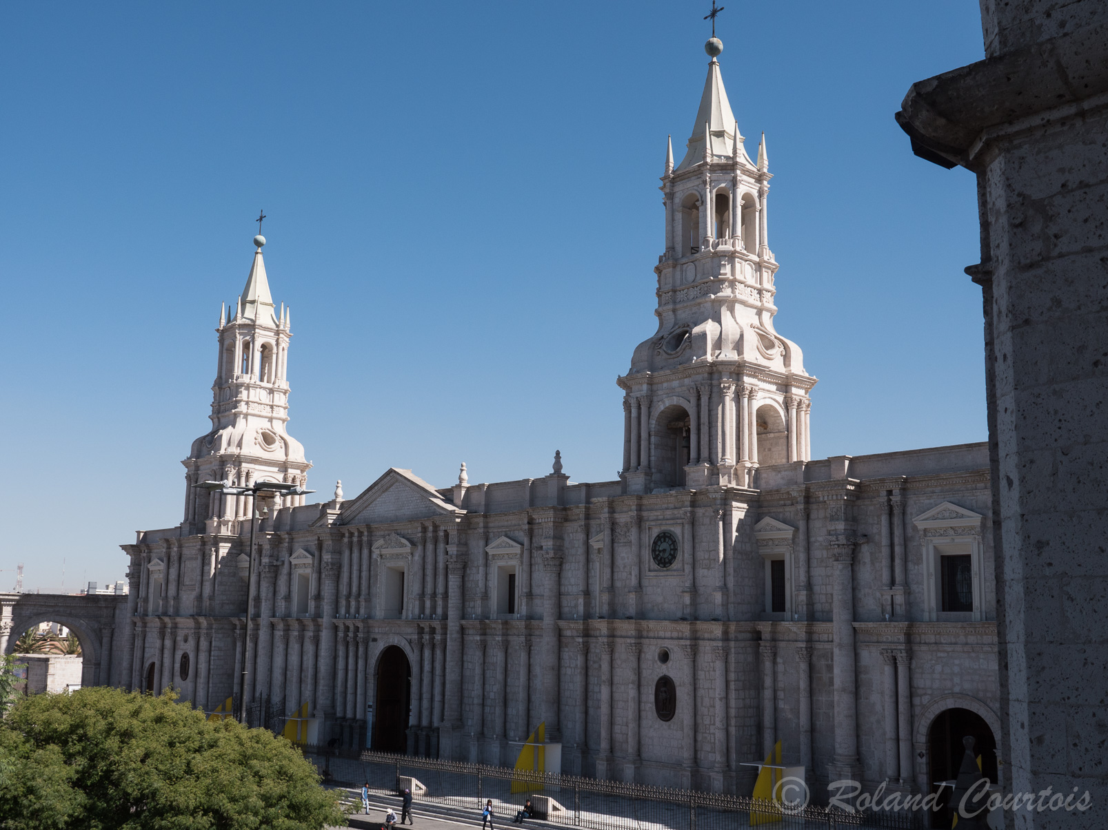 La cathédrale d'Arequipa, édifiée en 1621, a souffert de plusieurs incendies et séismes. Elle fut reconstruite en 1868