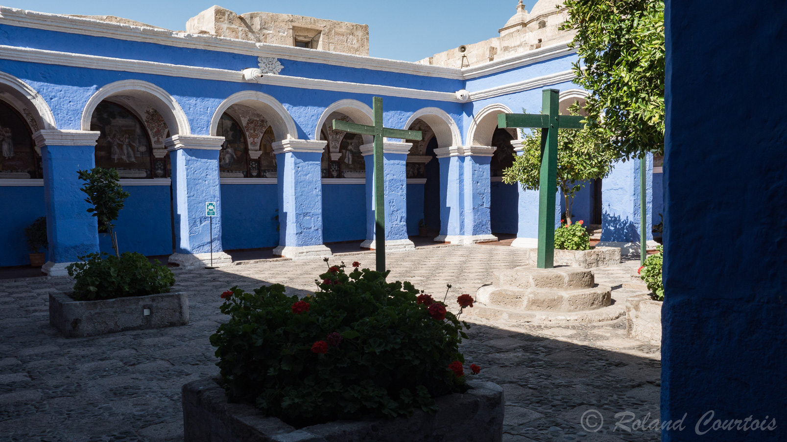 Le couvent de Santa Catalina est une véritable petite ville dans la ville, avec ses ruelles bordées de maisonnettes colorées d'ocre, de bleu, de blanc, ses places et ses fontaines : un décor qui rappelle la lointaine Andalousie. Il fut fondé sous Philippe II, en 1579. C'est un lieu de calme et de sérénité, en plein cœur d'Arequipa.