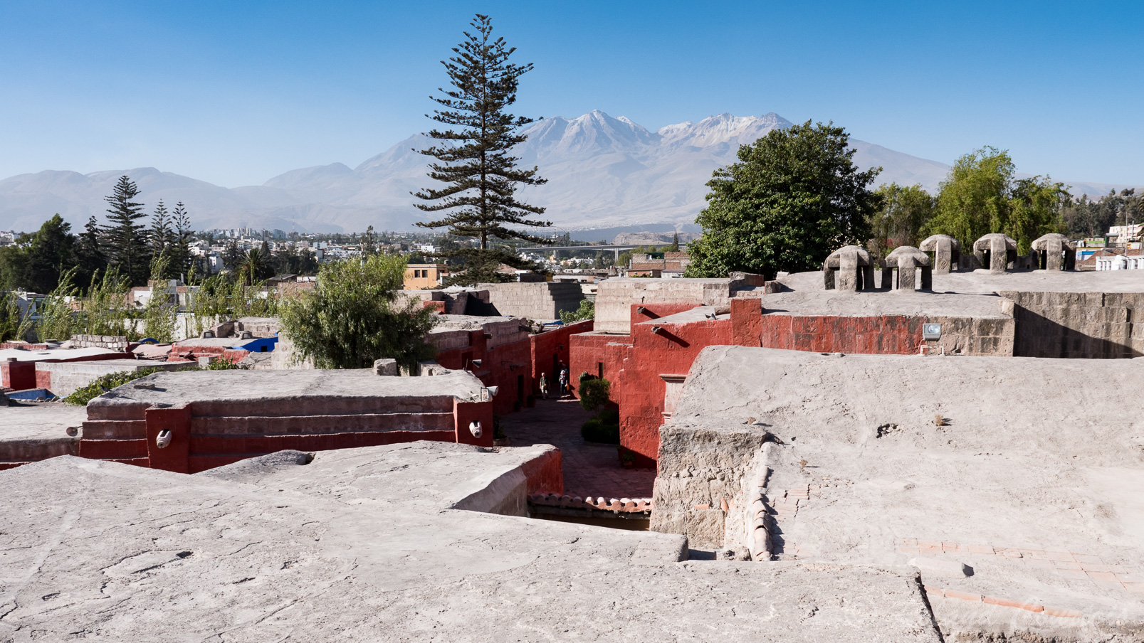 Depuis les toits du couvent Santa Catalina, belle vue sur les volcans qui dominent la ville.