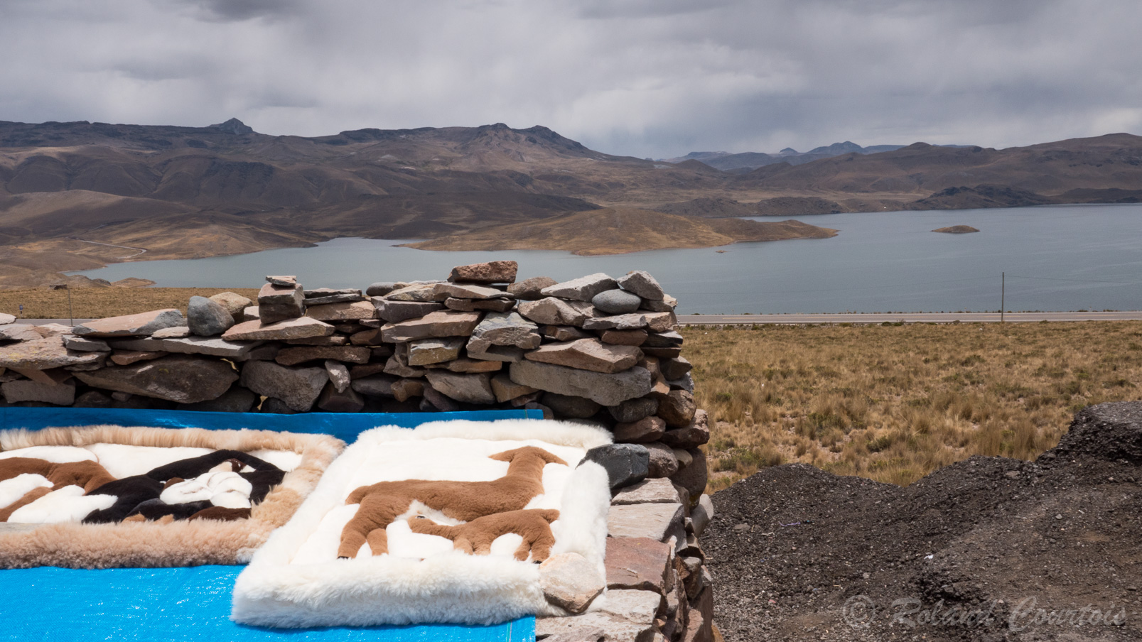 Au passage d'un col à plus de 4 000 m., quelques étals de produits d'artisanat à base de laine de lamas.