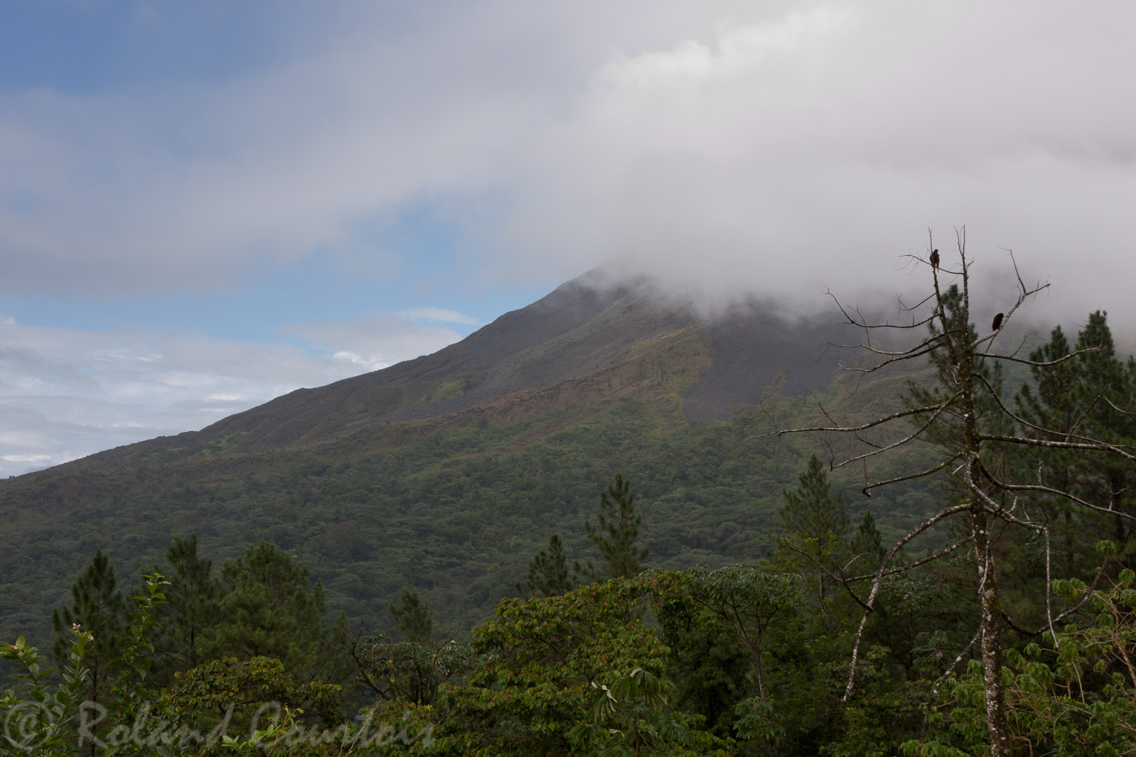 Volcan Arenal dans son nuage.