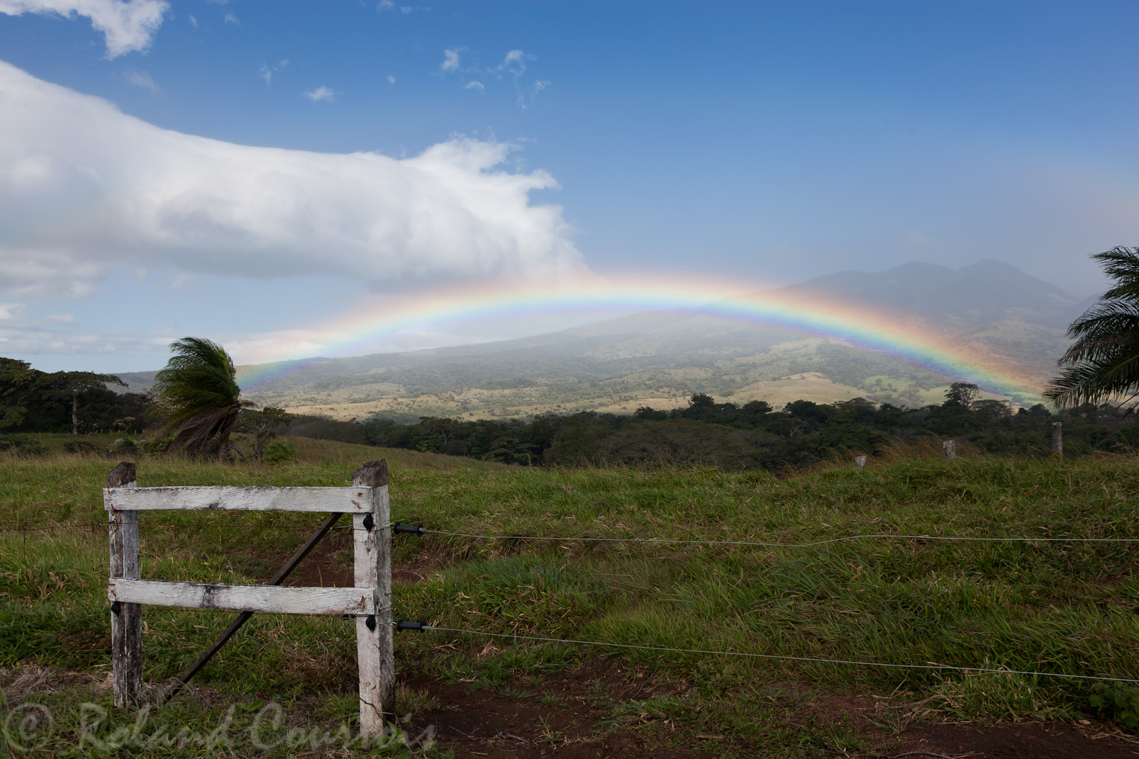 Arc-en-ciel devant le volcan Miravallles