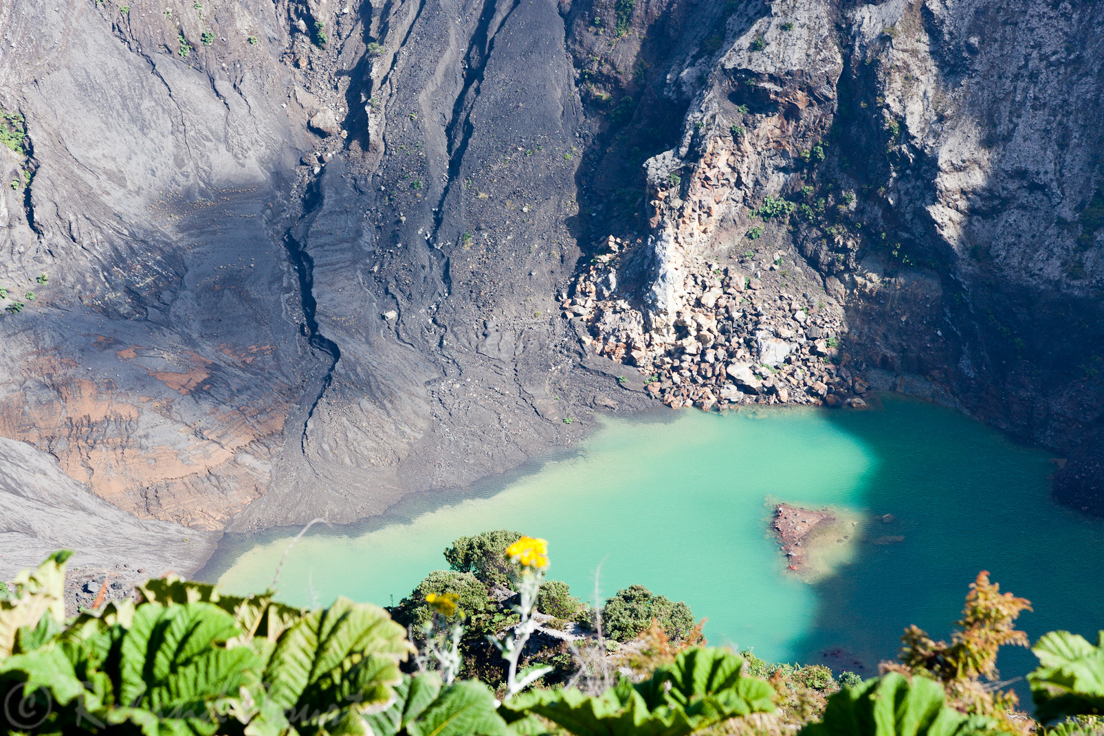 Volcan Irazu (3432 m.): le cratère principal.