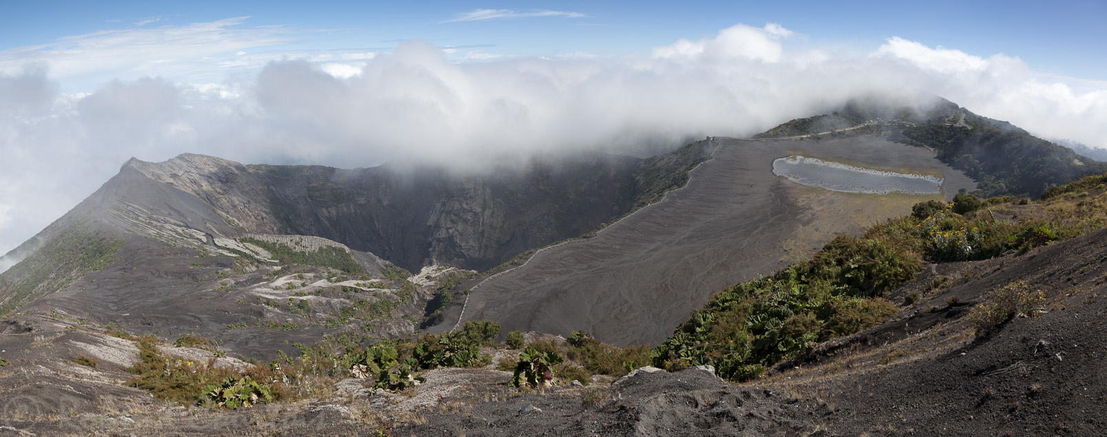 Volcan Irazu (3432 m.) vu depuis le sommet.