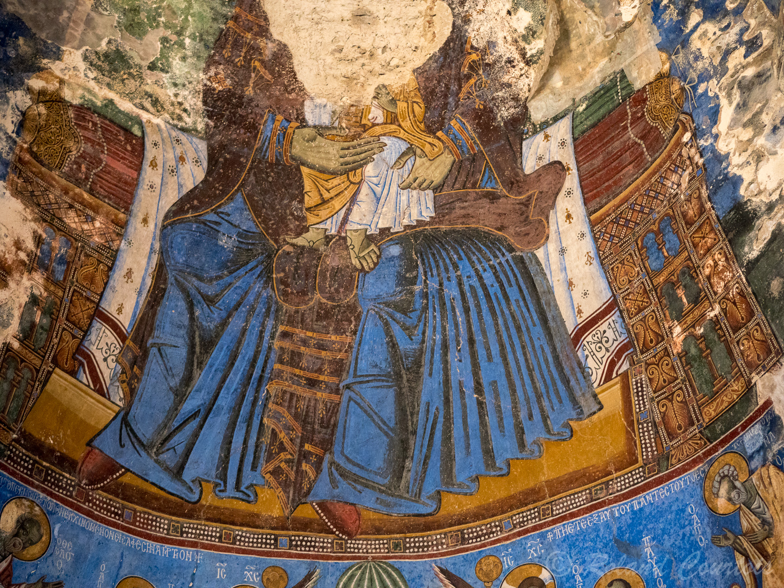 Monastère d'Akhtala. Cette église est renommée pour ses fresques elle se caractérise par son iconographie riche en thèmes et aux couleurs variées. Une grande représentation de la Vierge à l'enfant surplombe l'autel ; elle a été sévèrement endommagée.