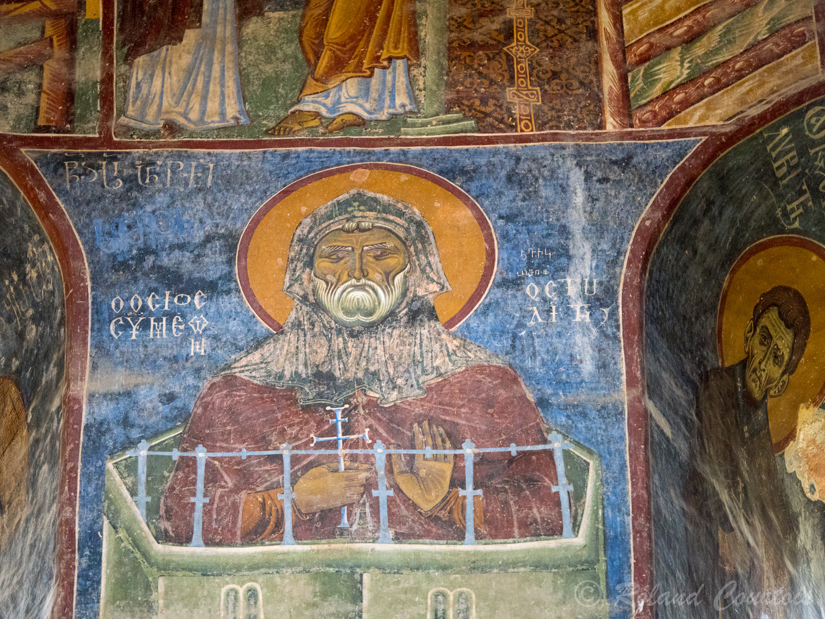Monastère d'Akhtala. Cette église est renommée pour ses fresques elle se caractérise par son iconographie riche en thèmes et aux couleurs variées . Siméon resté sur sa colonne durant 37 ans.