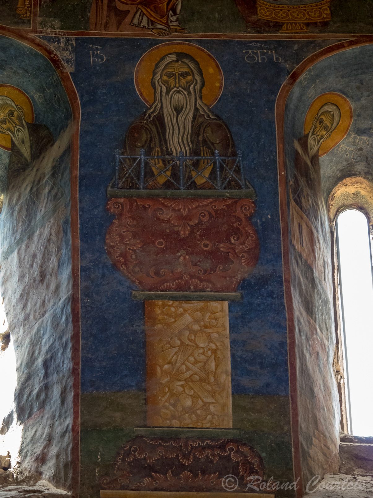 Monastère d'Akhtala. Cette église est renommée pour ses fresques elle se caractérise par son iconographie riche en thèmes et aux couleurs variées .