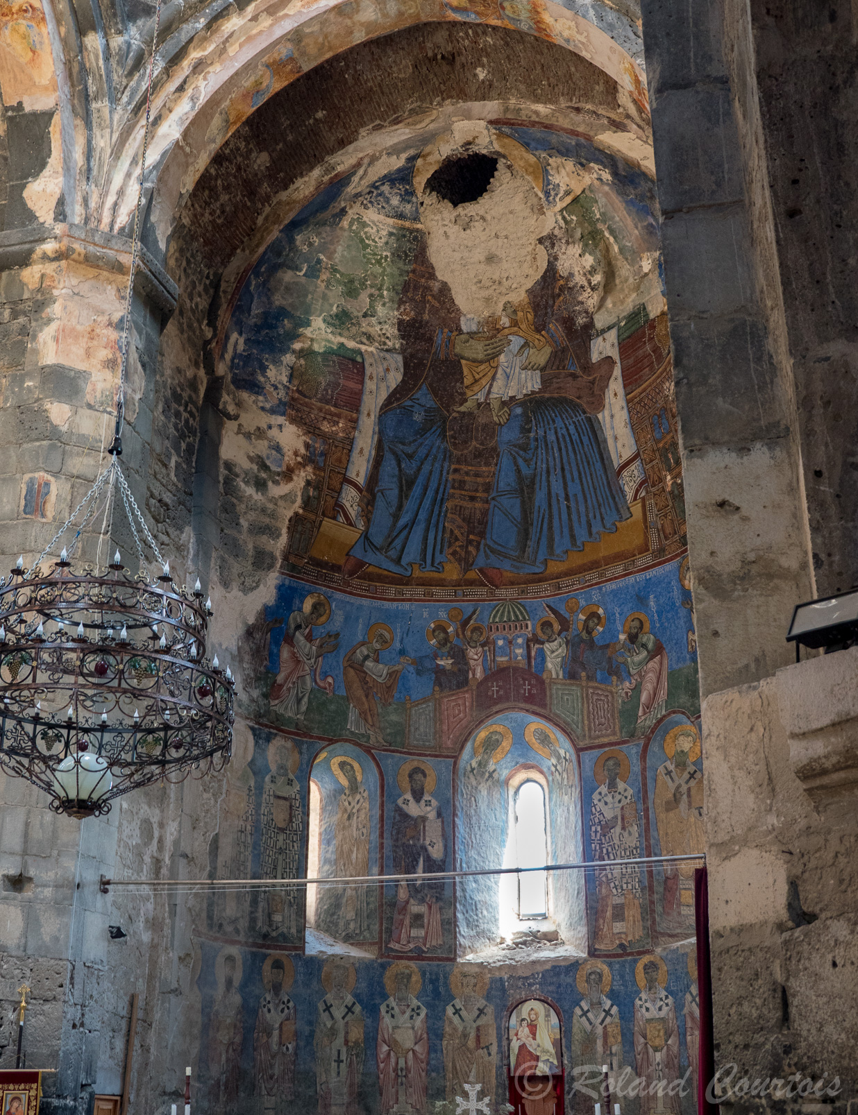 Monastère d'Akhtala. Cette église est renommée pour ses fresques elle se caractérise par son iconographie riche en thèmes et aux couleurs variées. Une grande représentation de la Vierge à l'enfant surplombe l'autel ; elle a été sévèrement endommagée.