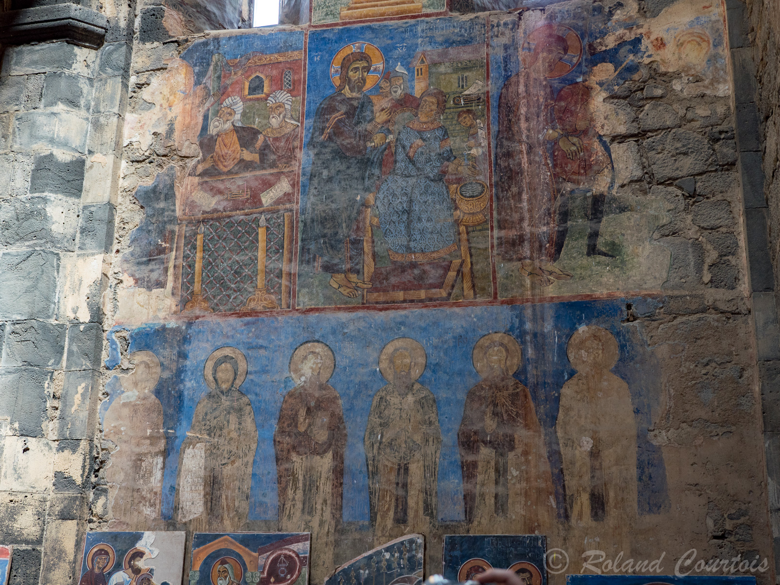 Monastère d'Akhtala. Cette église est renommée pour ses fresques elle se caractérise par son iconographie riche en thèmes et aux couleurs variées .