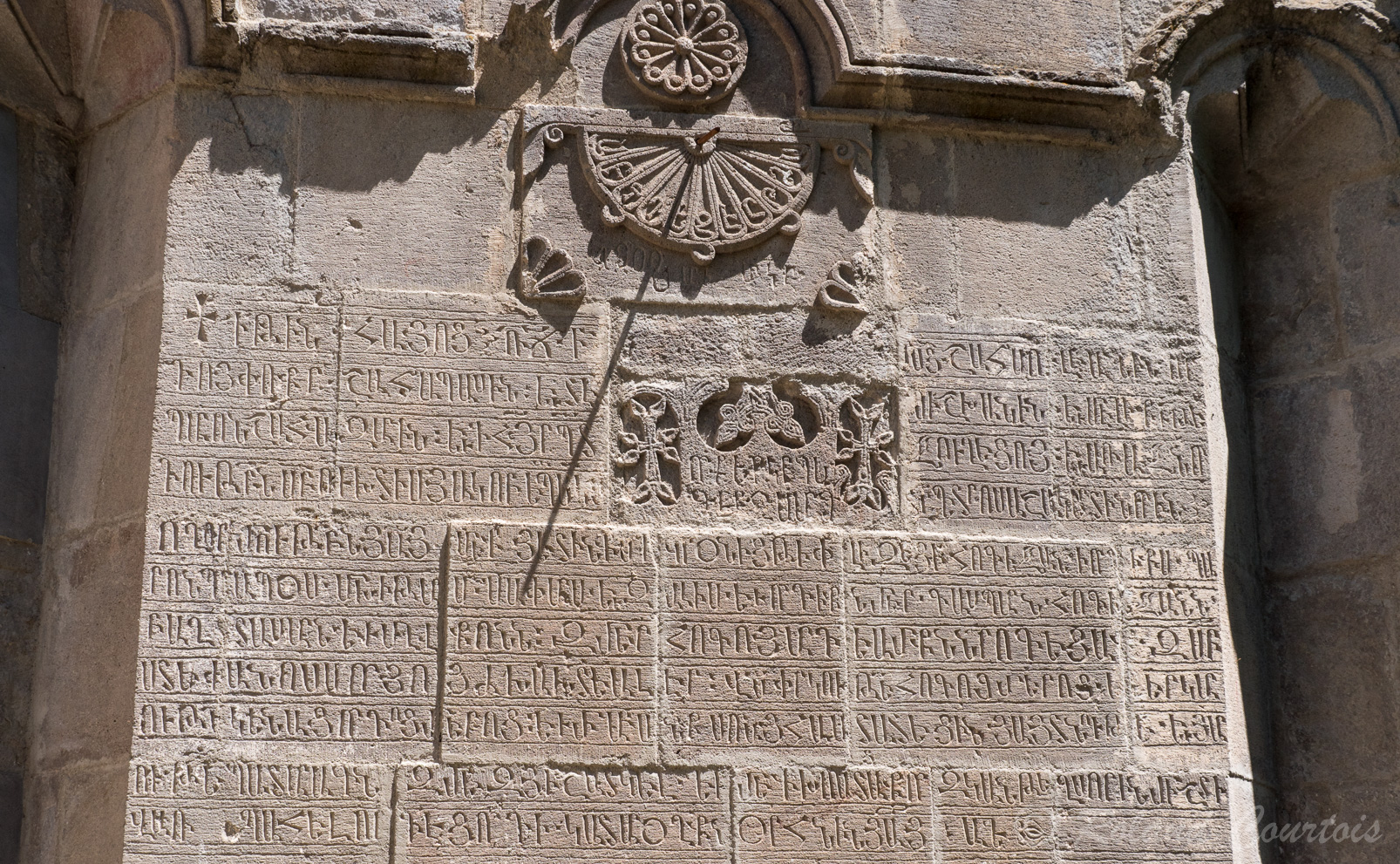 Monastère de Haghartsine, Cadran solaire