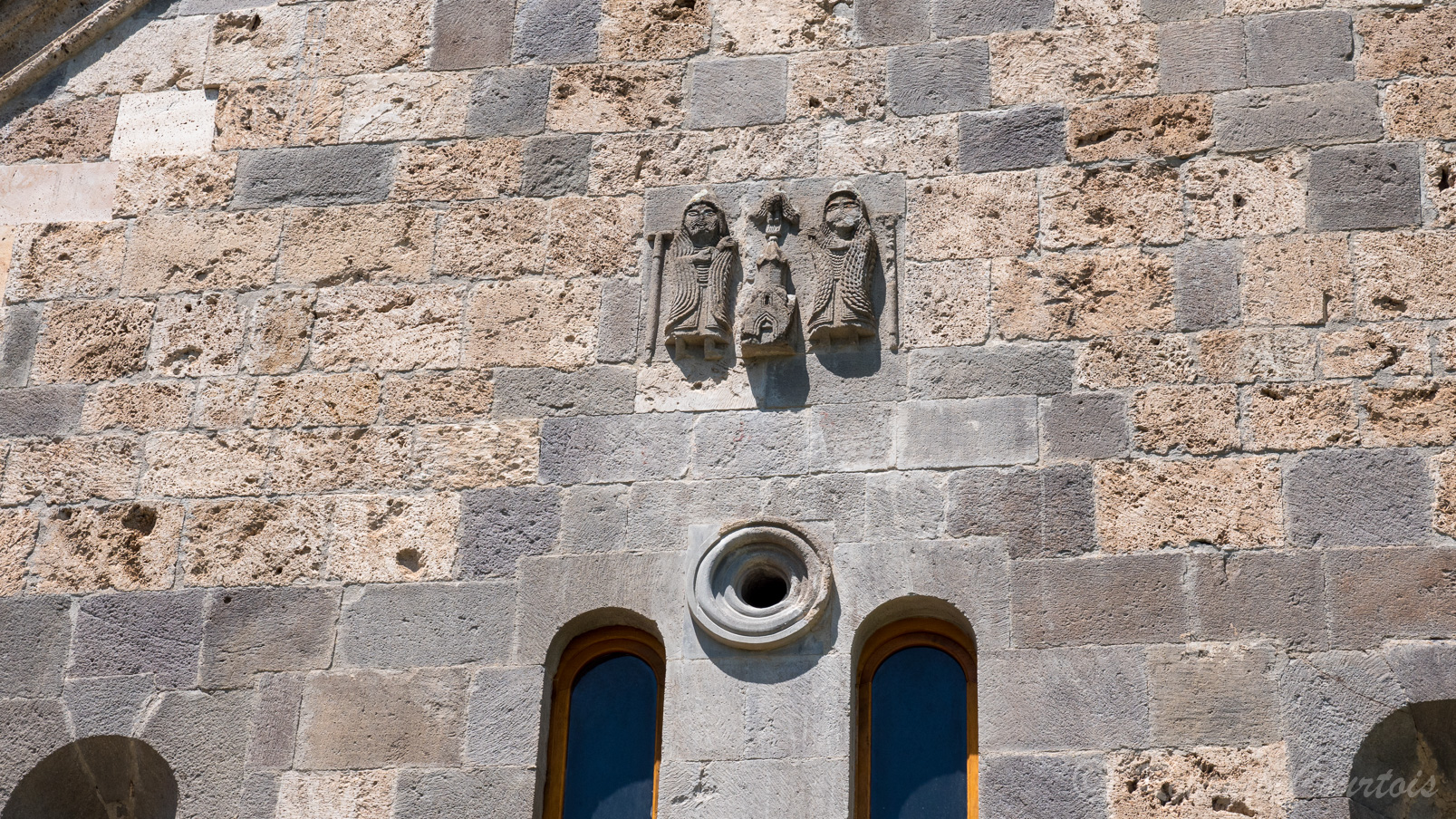 Monastère de Haghartsine. Les donateurs sur la façade de l’église.