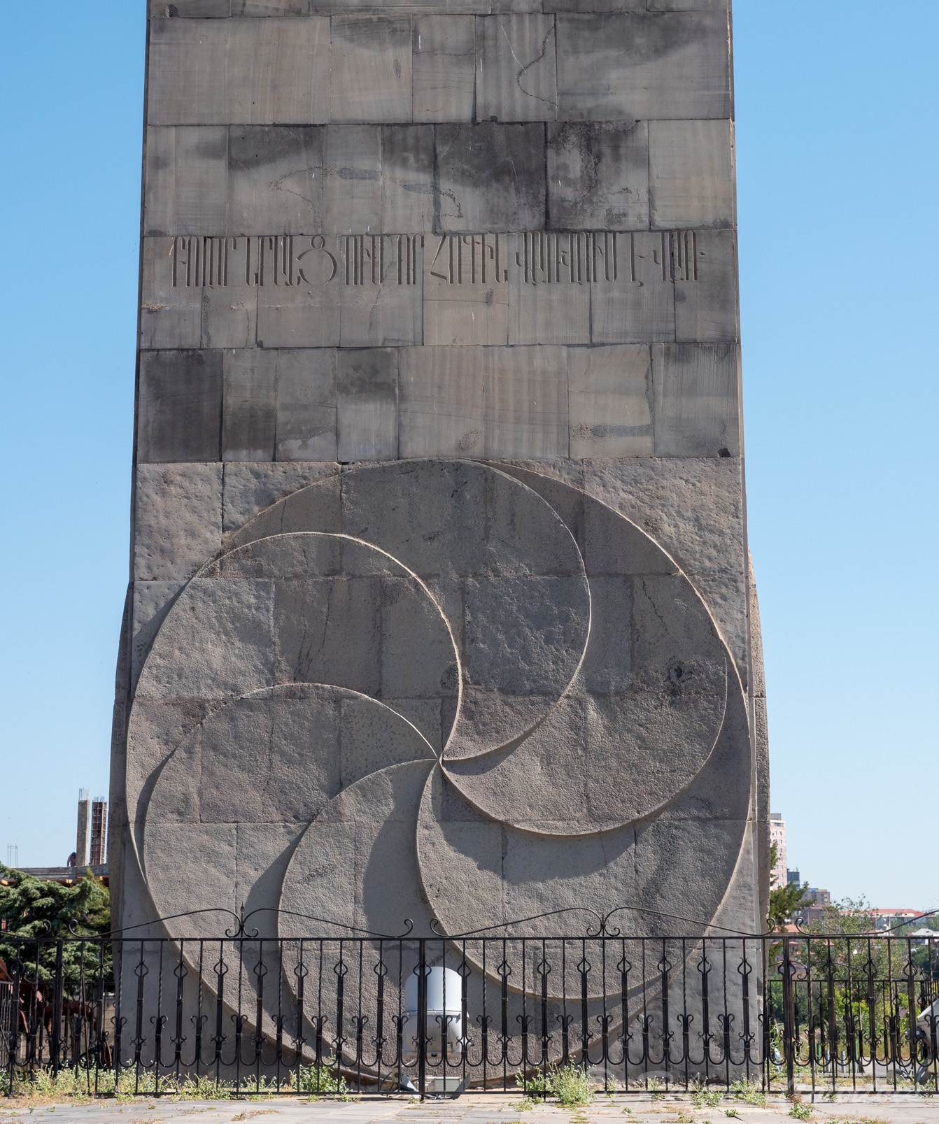 Esplanade de la colonne commémorant la victoire de la deuxième guerre mondiale.