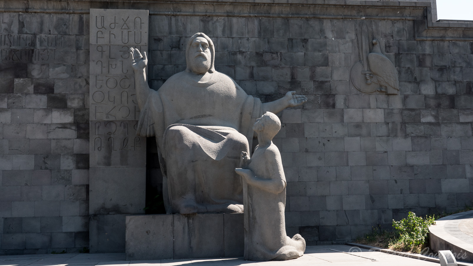 Devant le Maténadaran, sculpture en basalte du  fondateur de l’alphabet arménien en 405, Mesrop Machtots avec son disciple à ses pieds.