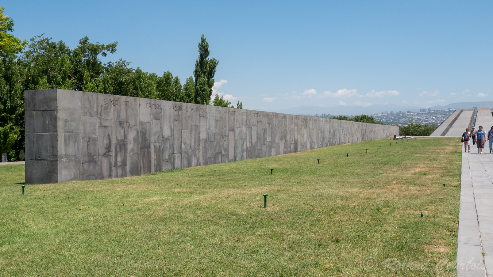 Mémorial de Tsitsernakaberd "La forteresse des hirondelles" Dédié aux victimes du génocide de 1915. Ce mur porte les inscriptions des principaux villages arméniens de l'empire ottoman dans lesquels ont eu lieu les massacres.