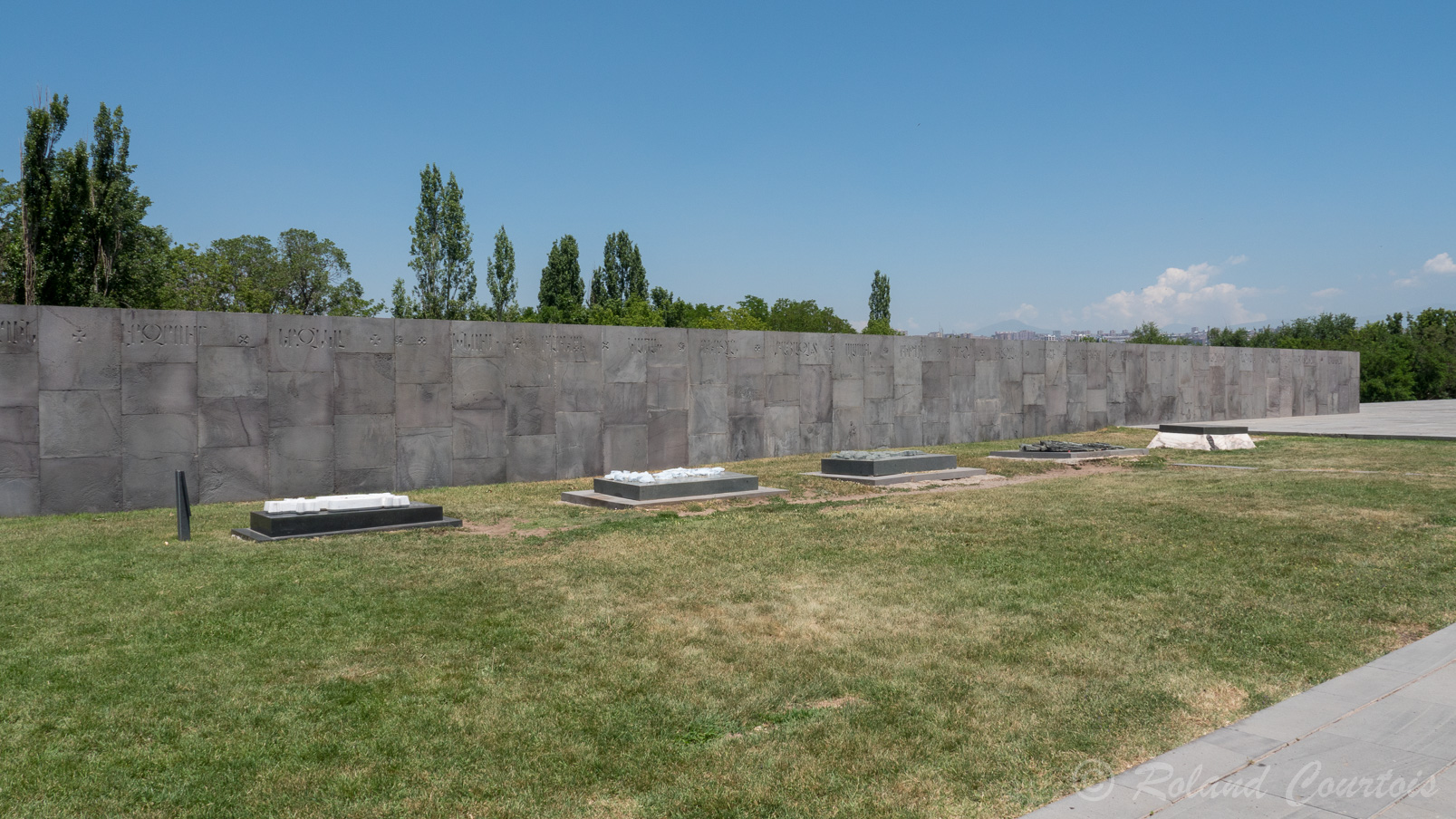 Mémorial de Tsitsernakaberd "La forteresse des hirondelles" Dédié aux victimes du génocide de 1915. Ce mur porte les inscriptions des principaux villages arméniens de l'empire ottoman dans lesquels ont eu lieu les massacres.