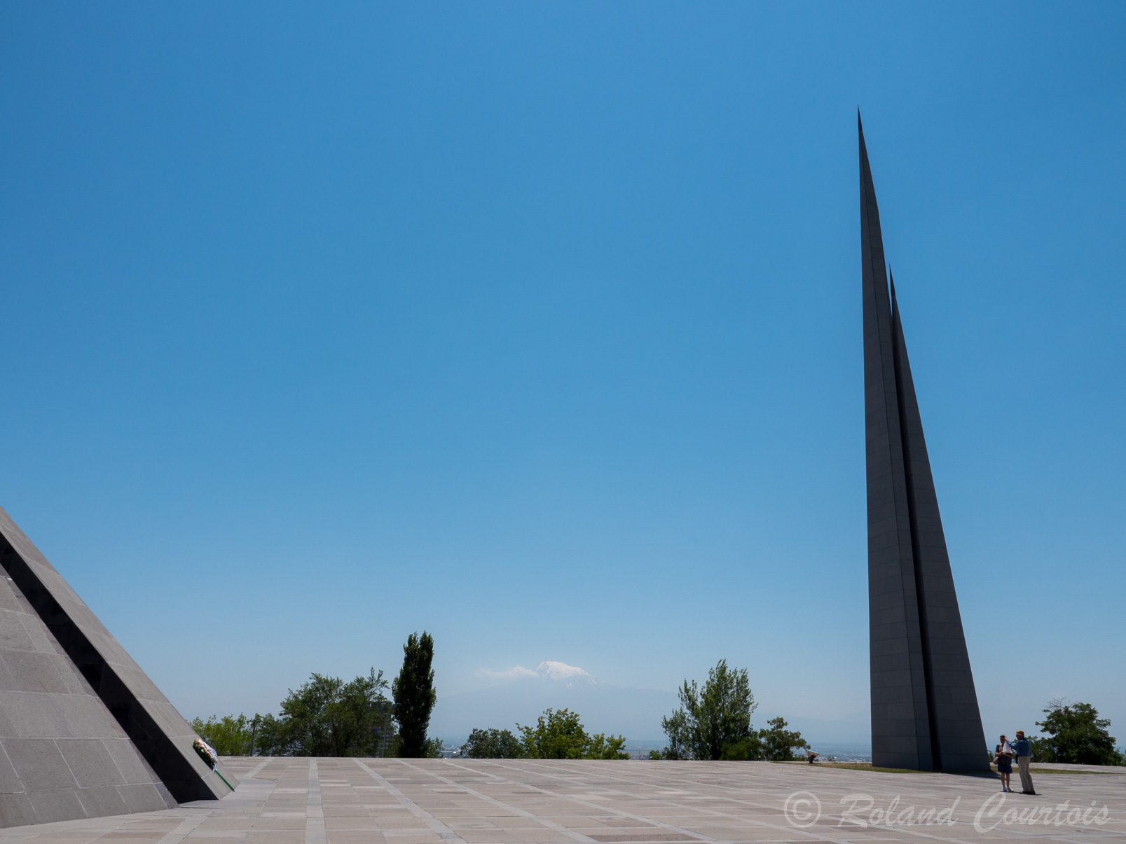 Mémorial de Tsitsernakaberd "La forteresse des hirondelles" Dédié aux victimes du génocide de 1915. Pointe de granit de 44 m de haut représente la renaissance de la nation arménienne..