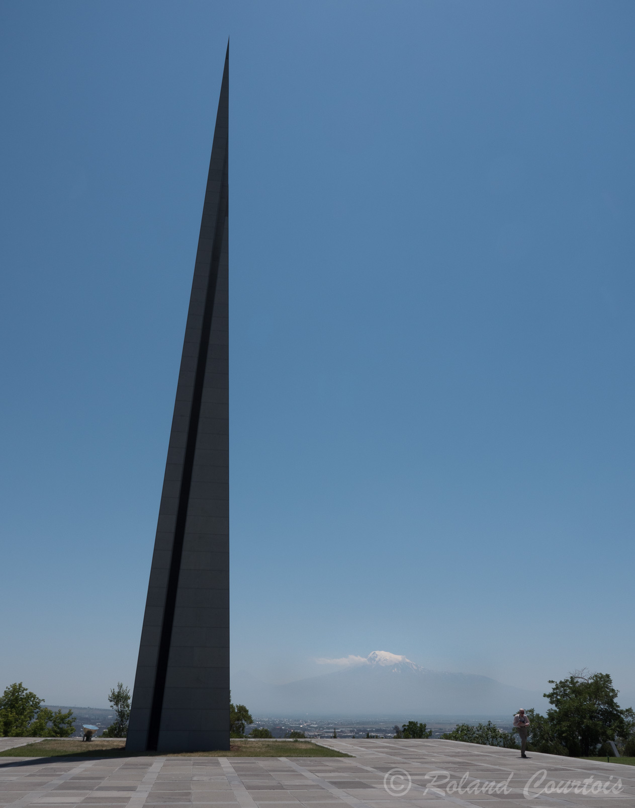 Mémorial de Tsitsernakaberd "La forteresse des hirondelles" Dédié aux victimes du génocide de 1915. Pointe de granit de 44 m de haut représente la renaissance de la nation arménienne..