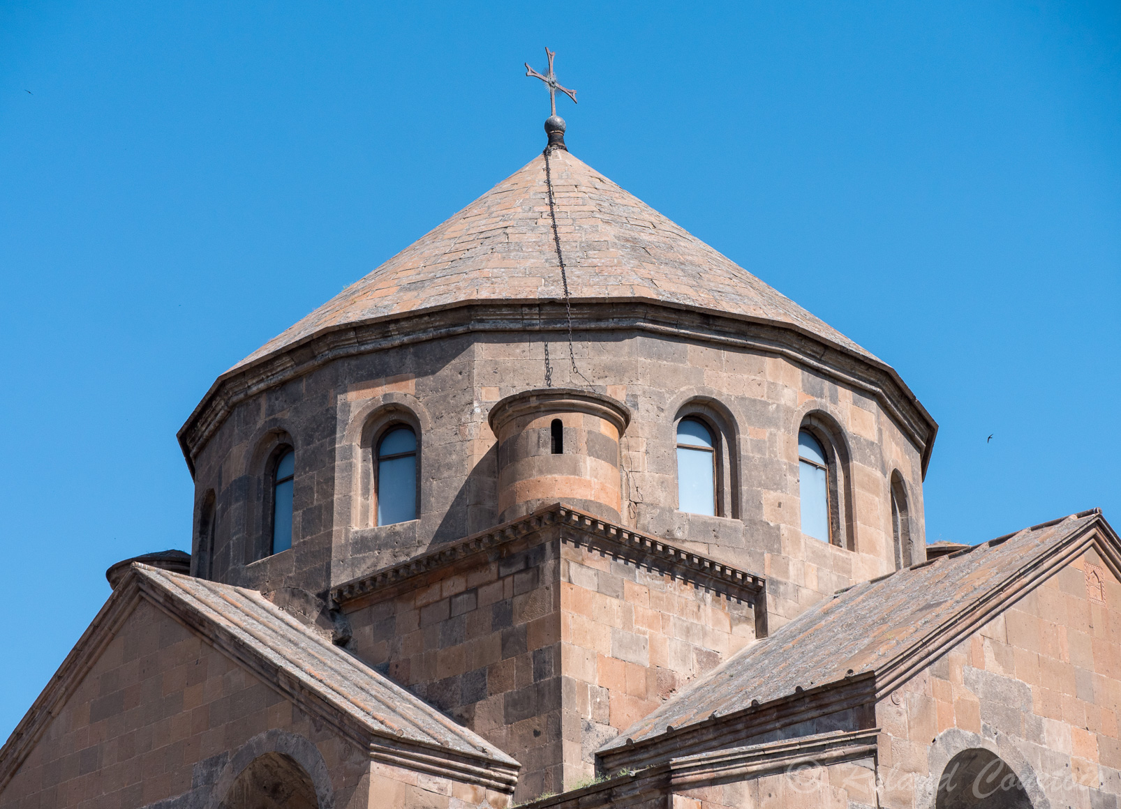 L’église de Sainte Hripsimé date du 7ème siècle et contiendrait les reliques de la sainte. En forme de «croix inscrite » ou tétra conque, par rapport à « croix libre ».