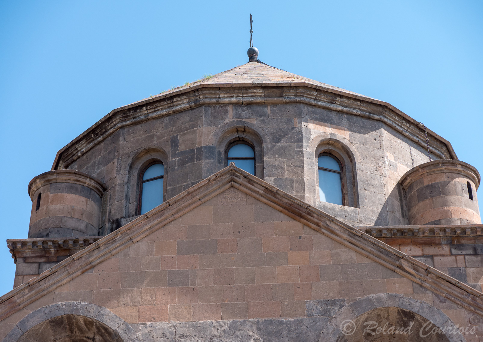 L’église de Sainte Hripsimé date du 7ème siècle et contiendrait les reliques de la sainte. En forme de «croix inscrite » ou tétra conque, par rapport à « croix libre ».