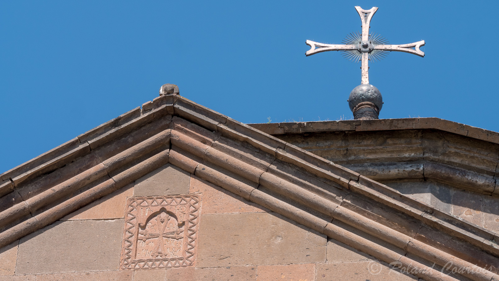 L’église de Sainte Hripsimé date du 7ème siècle et contiendrait les reliques de la sainte. La croix arménienne, c’est l’arbre de vie. Le décor ne s’arrête pas il tourne sur lui-même.