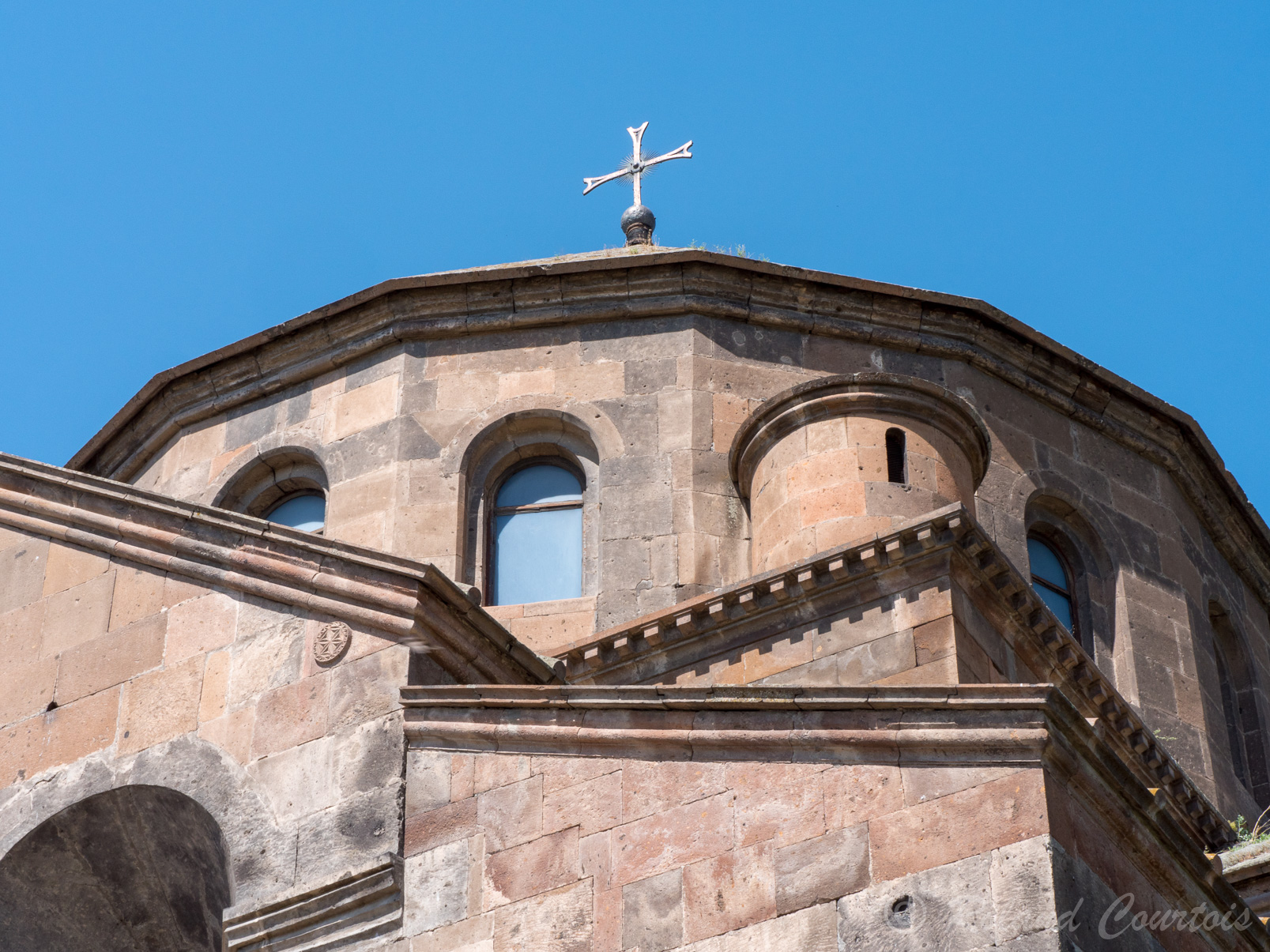 L’église de Sainte Hripsimé date du 7ème siècle et contiendrait les reliques de la sainte. En forme de «croix inscrite » ou tétra conque, par rapport à « croix libre ».