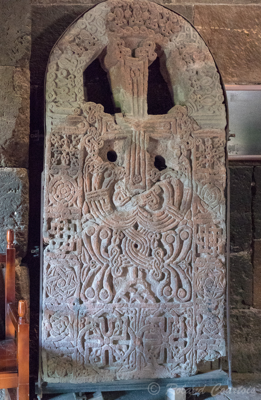 L’église de Sainte Hripsimé date du 7ème siècle et contiendrait les reliques de la sainte. Khatchkar : 3 niveaux en bas la terre, en haut le ciel au milieu la croix arménienne qui relie le ciel et la terre.