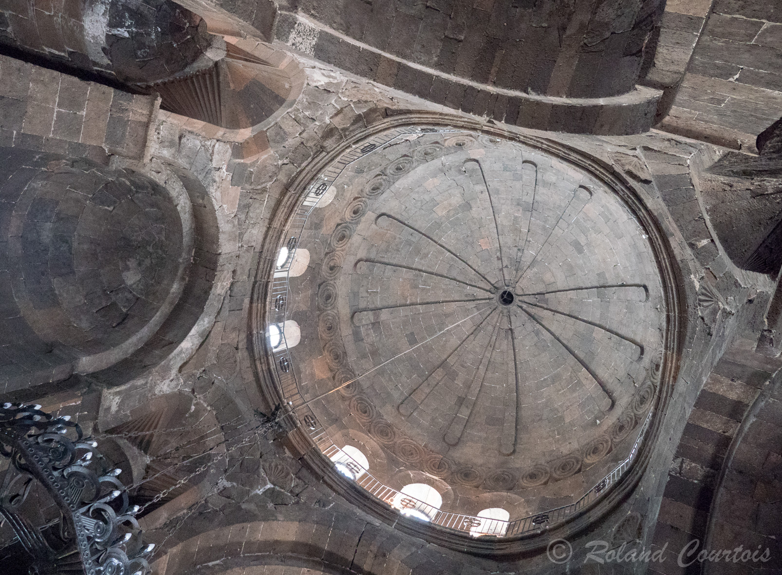 L’église de Sainte Hripsimé date du 7ème siècle et contiendrait les reliques de la sainte. Architecture des églises arméniennes caractérisée par la gestion de la lumière, souvent un puit de lumière au sommet. Ainsi le mouvement est matérialisé par la rotation terrestre.